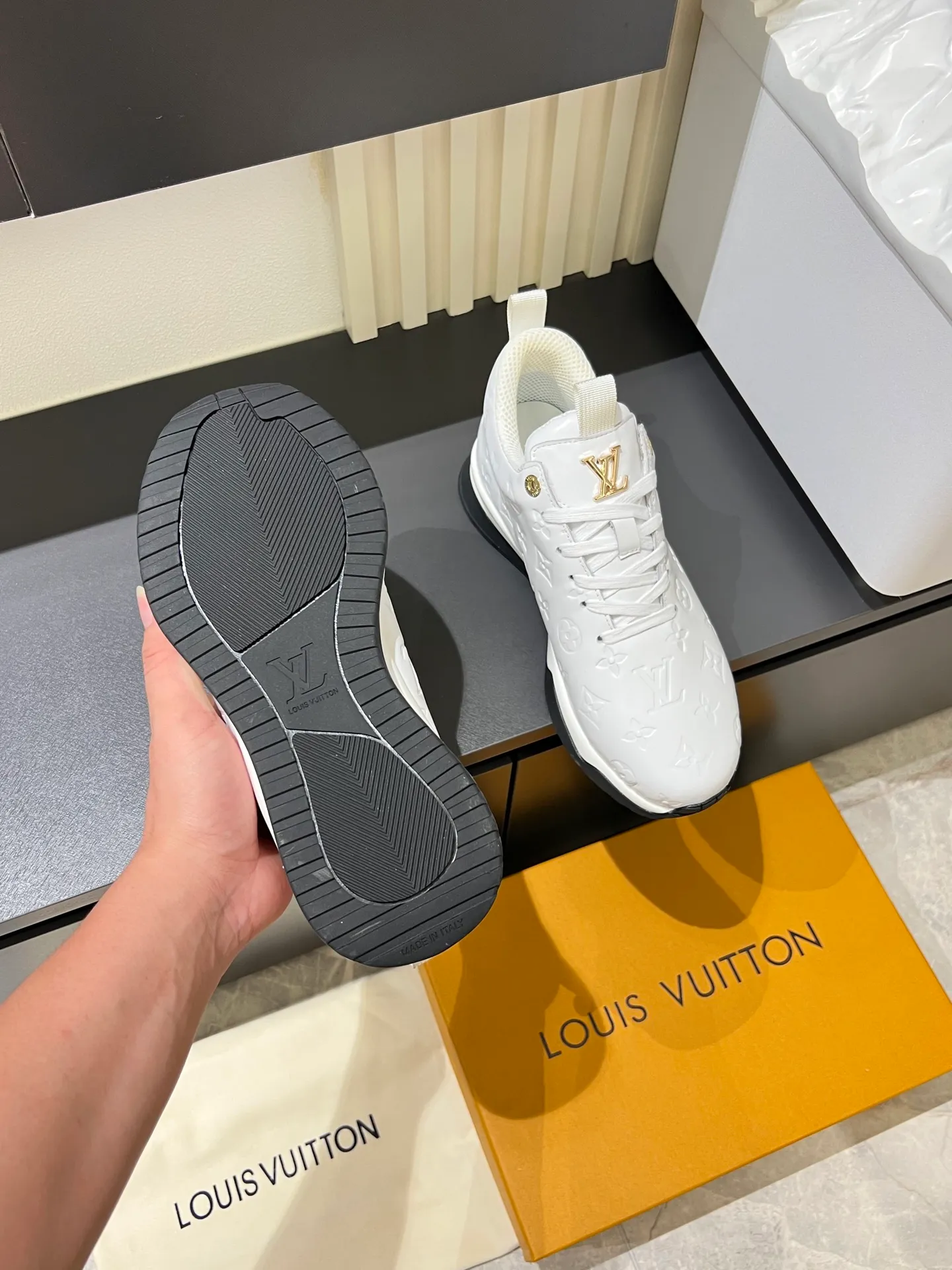 p520 "LOUI* VUITTO*" popular men's casual shoes, genuine development in Italy💯purchasing level quality✔️The upper is made of first-layer cowhide, comfortable and soft sheepskin feet⚡️Fashionable and versatile, the toe last shape is firm and full, and the soles are made from original LV molds and can be freely entered and exited the counter. Light and comfortable on the feet~Purely handmade, details determine quality! Size:39-44!